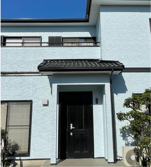 外壁と付帯部の施工を終えた住宅玄関まわり